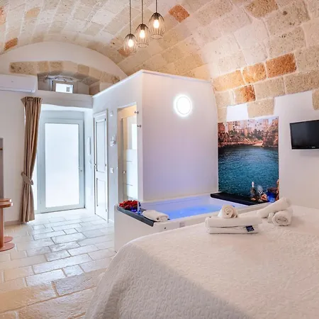 Le Perle Di Ba - With Jacuzzi In Polignano B&B 폴리나노 아마레